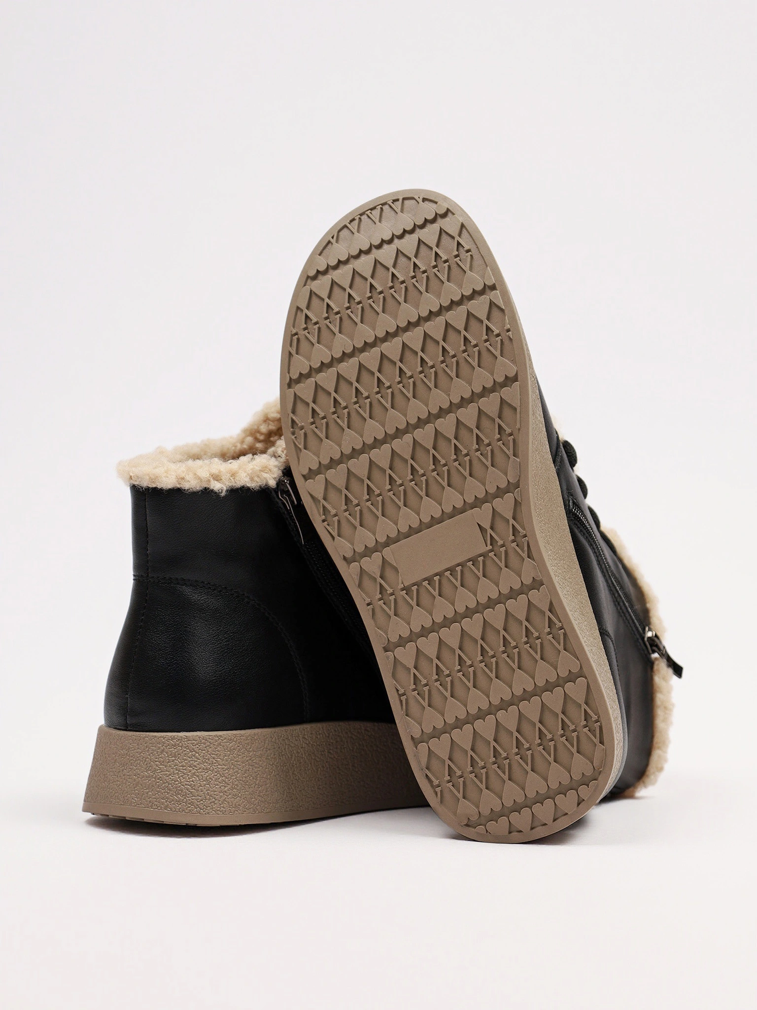 Ботинки черного цвета на контрастной платформе с меховой отделкой